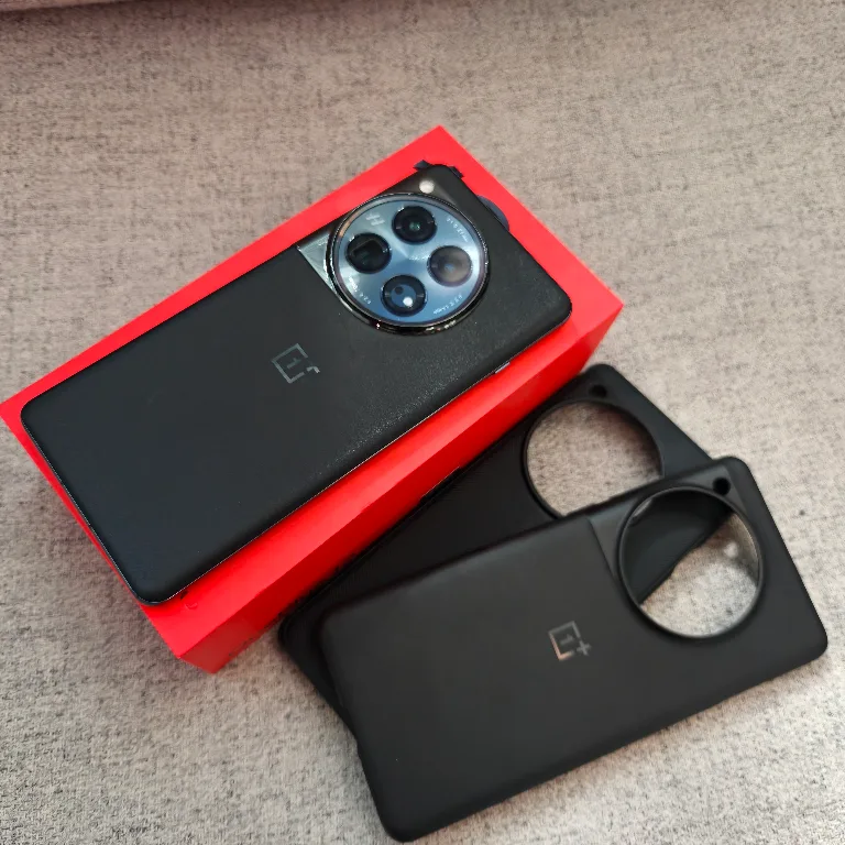 OnePlus 16GB 512GB Silky Black with cases and accessories image indicator(2)