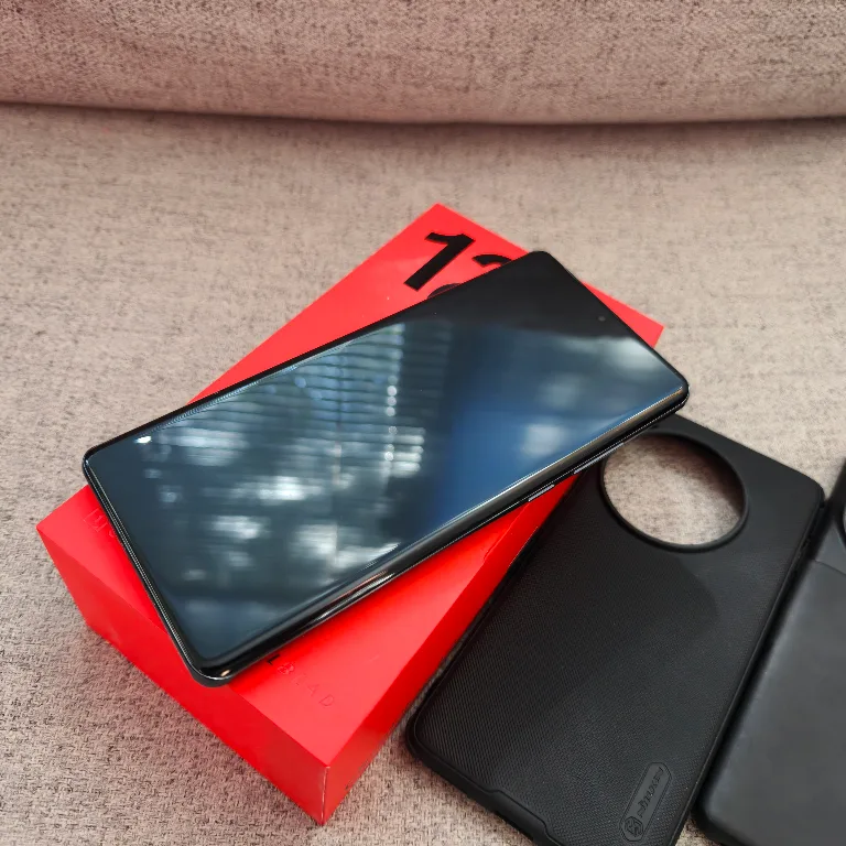 OnePlus 16GB 512GB Silky Black with cases and accessories image indicator(3)