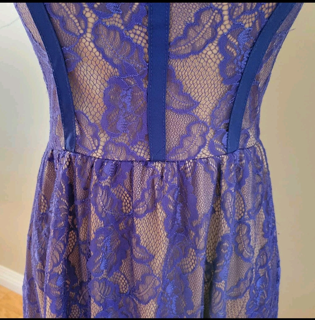Like New Lace Dress With Nude Color Lining Women Size Small - photo 3
