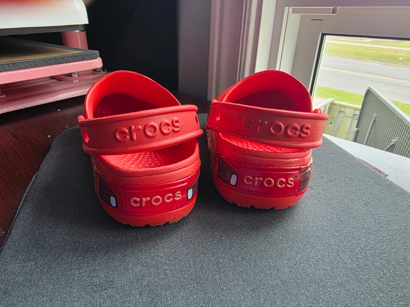 Kids' sz 12 Crocs Cars Lightning McQueen Clogs( light up) image indicator(3)