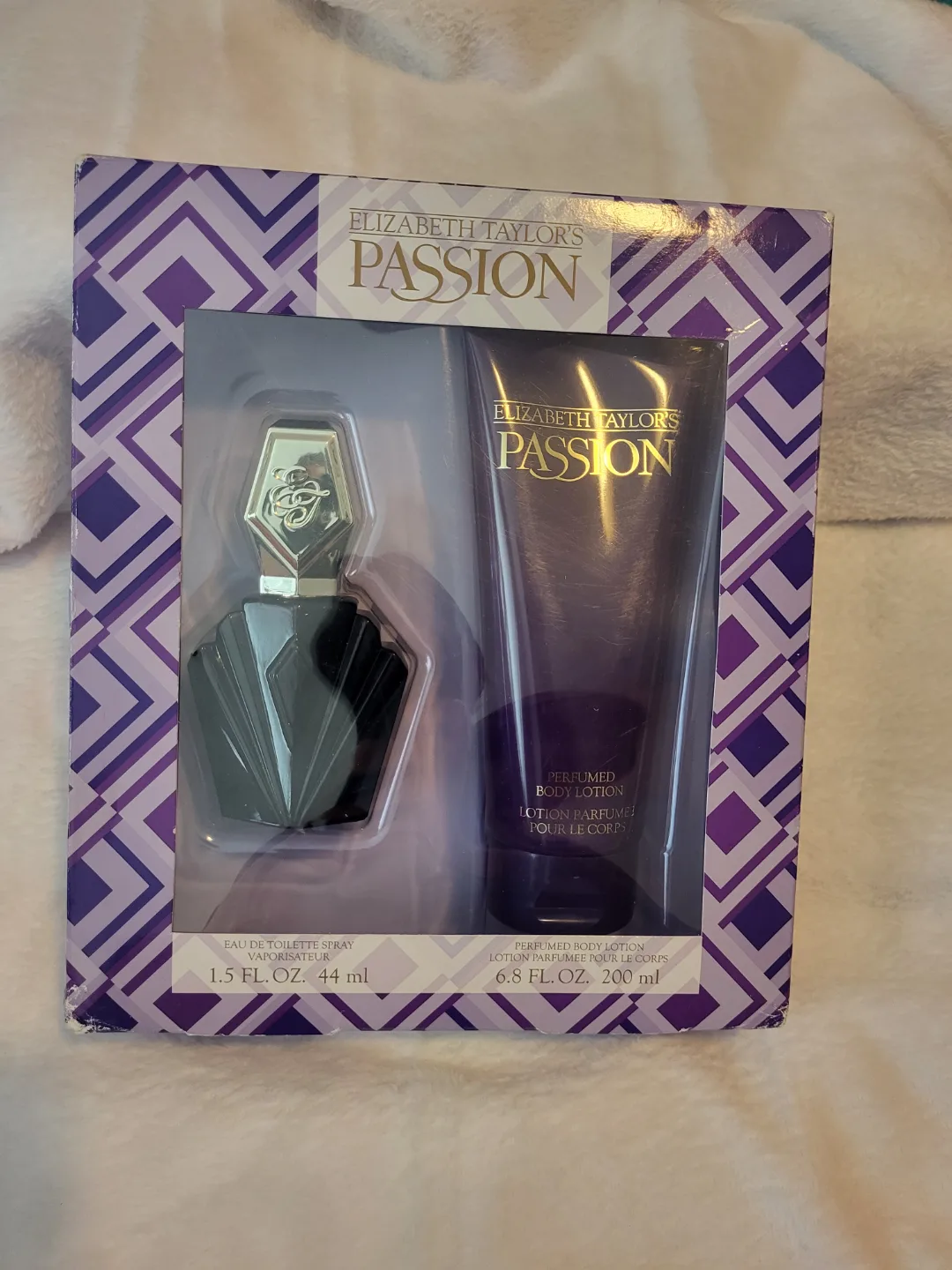 Elizabeth Taylor’s Passion Set image indicator(2)