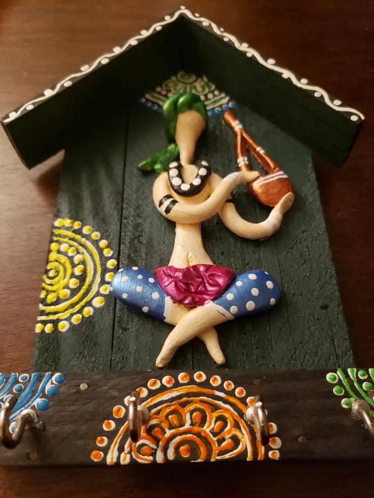Hand-painted Wooden Key Holder with Musician Design image indicator(2)