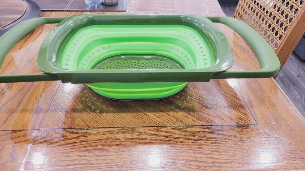 Squish Collapsible Silicone Colander