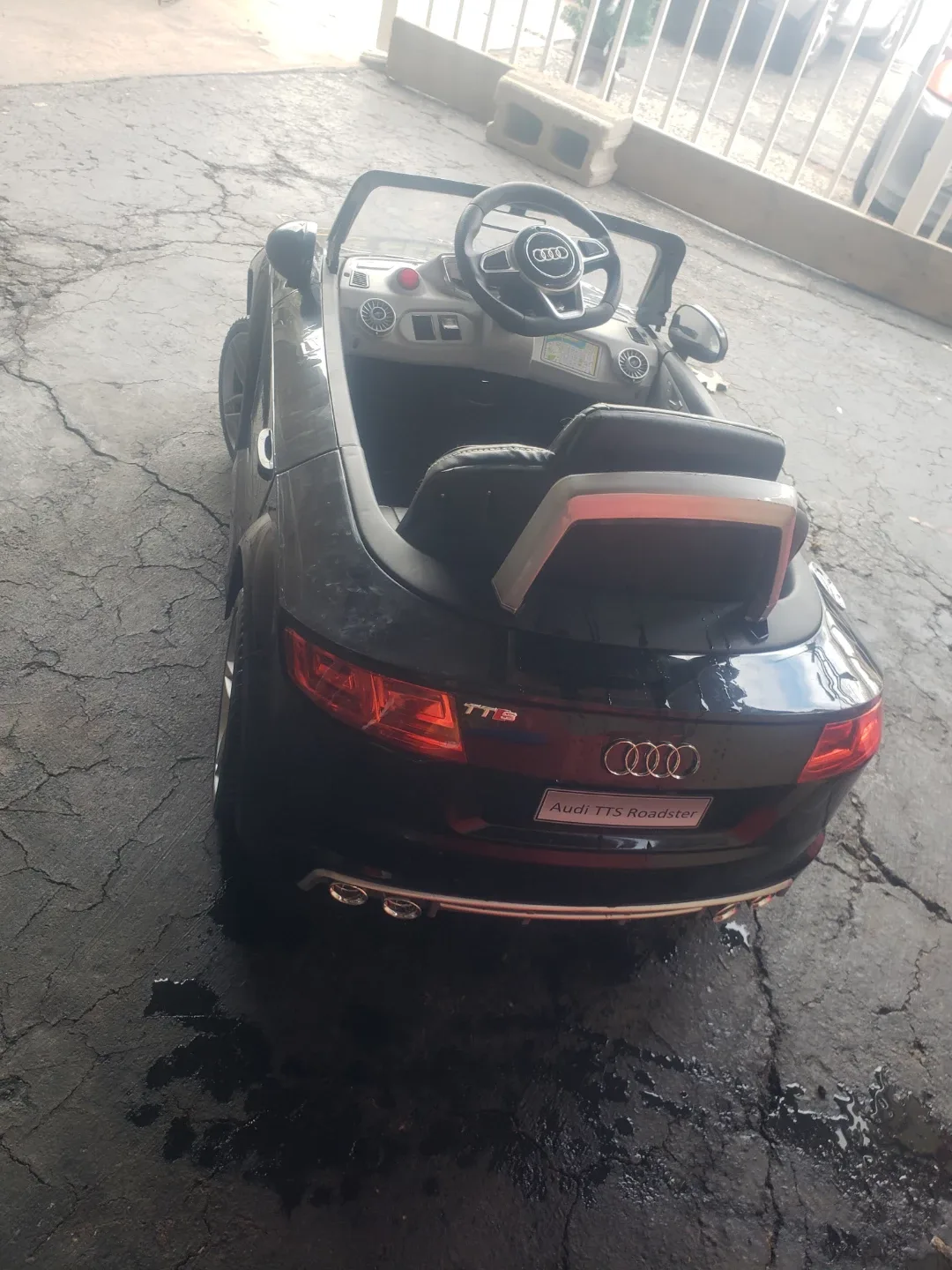 Kids' Ride-on Audi TT Roadster Toy Car image indicator(3)