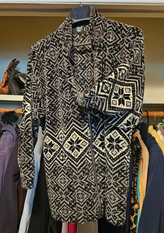 Women's Black and White Fleece Jacket image indicator(2)