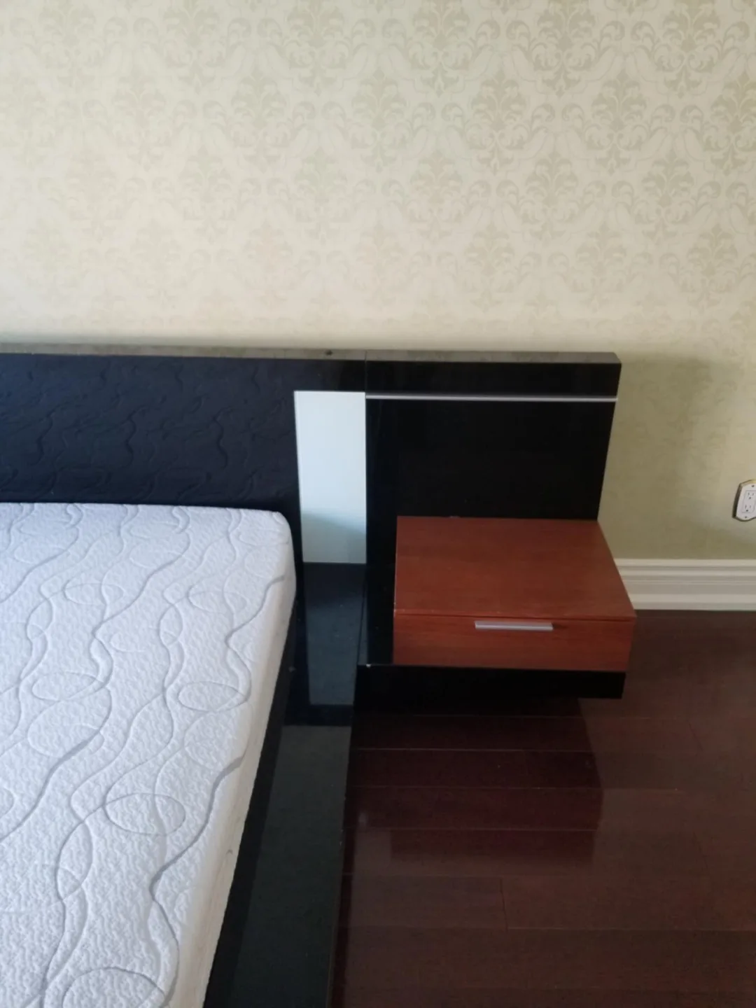 Modern Black King Size Platform Bed Frame with Two Nightstands image indicator(2)