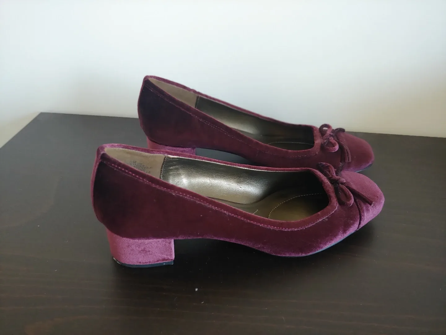 Bandolino Cranberry Velvet Block Heel Shoes-size 7 image indicator(3)