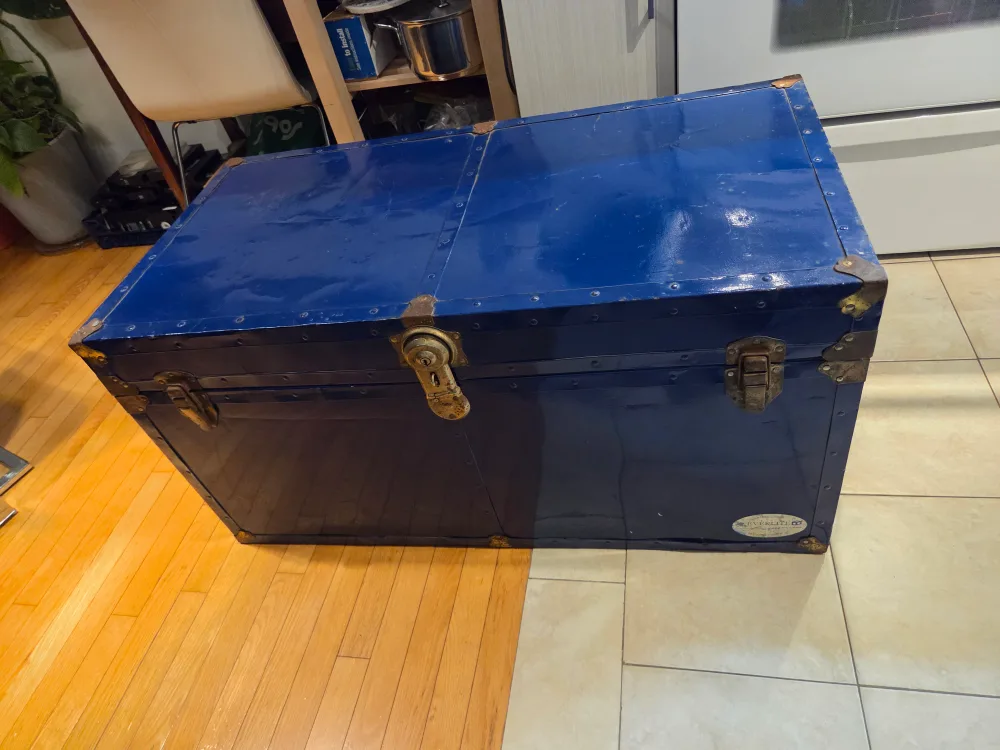 Vintage Everlite Trunk - Made in Canada image indicator(6)