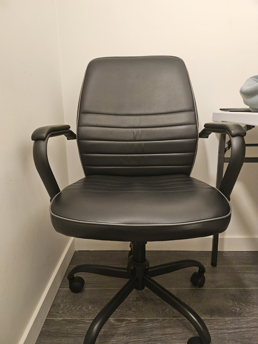 Black Office Chair with Armrests - photo 2