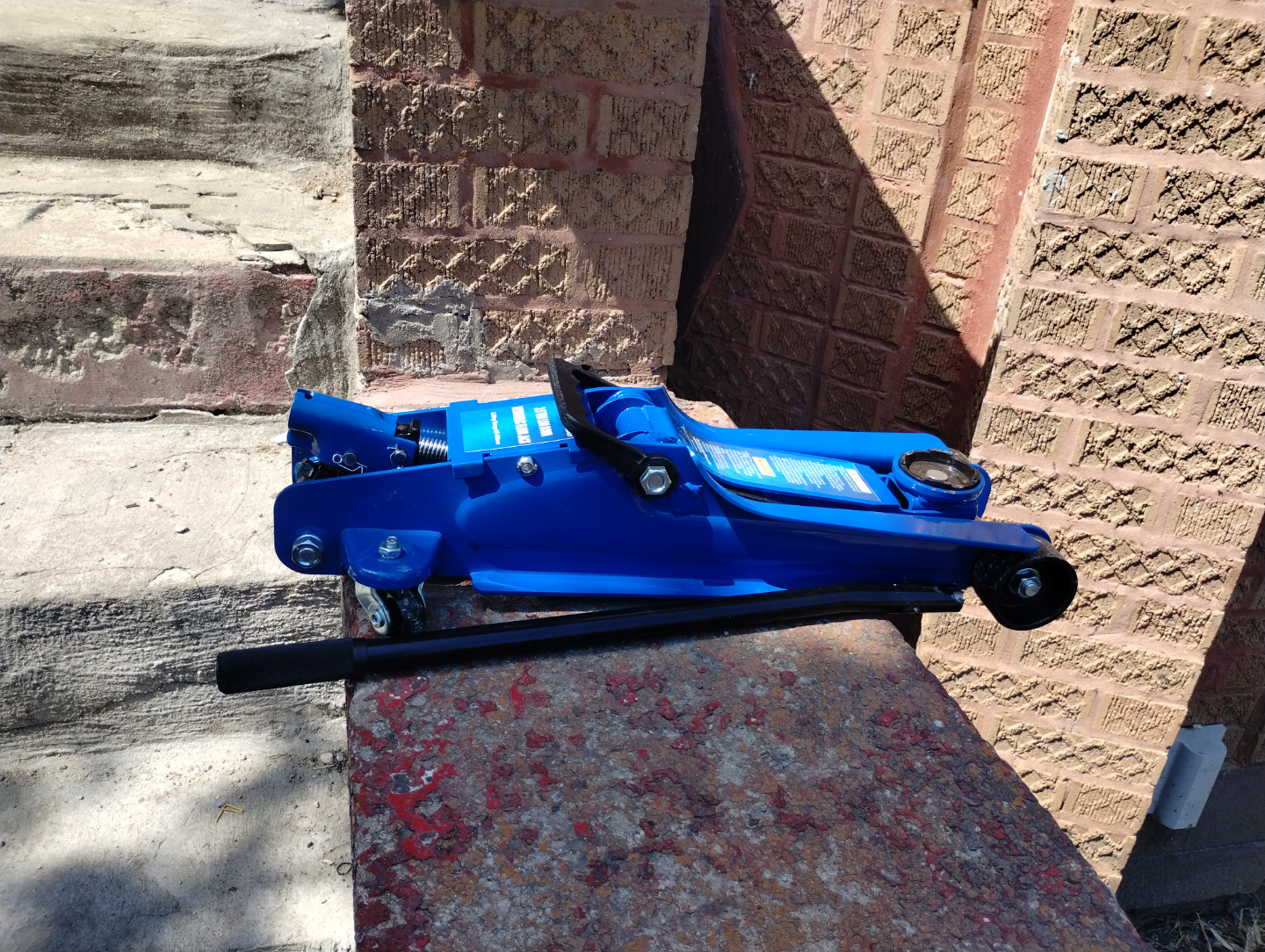 2.5 Ton Low Down Hydraulic Floor Jack - photo 2