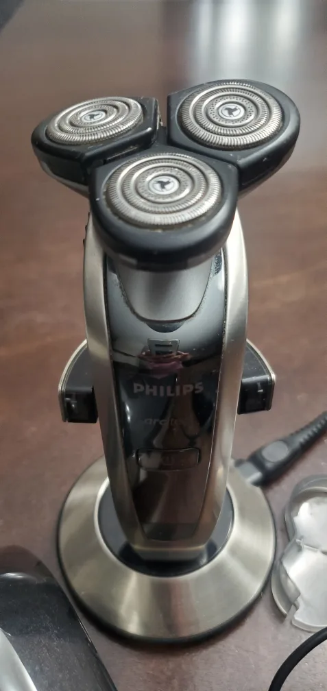 Philips Norelco Electric Razor with Charging Stand thumbnail
