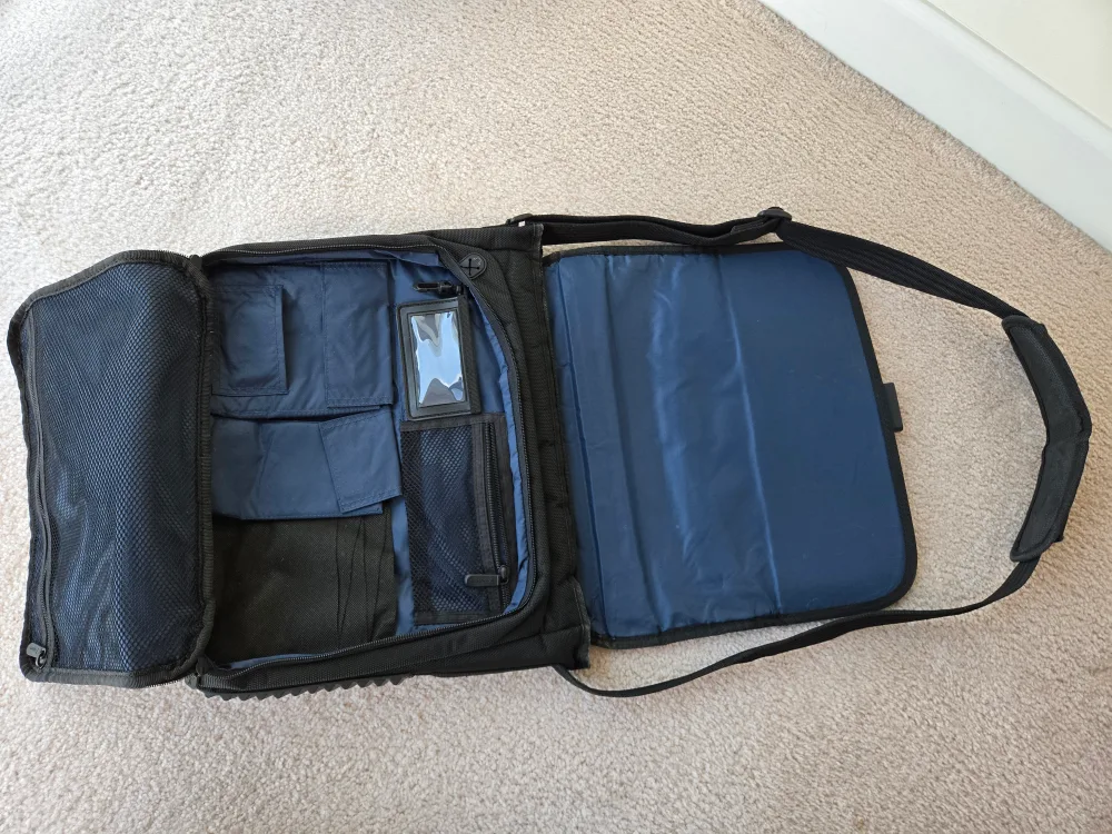 Targus Laptop Messenger Bag - Blue and Black image indicator(4)