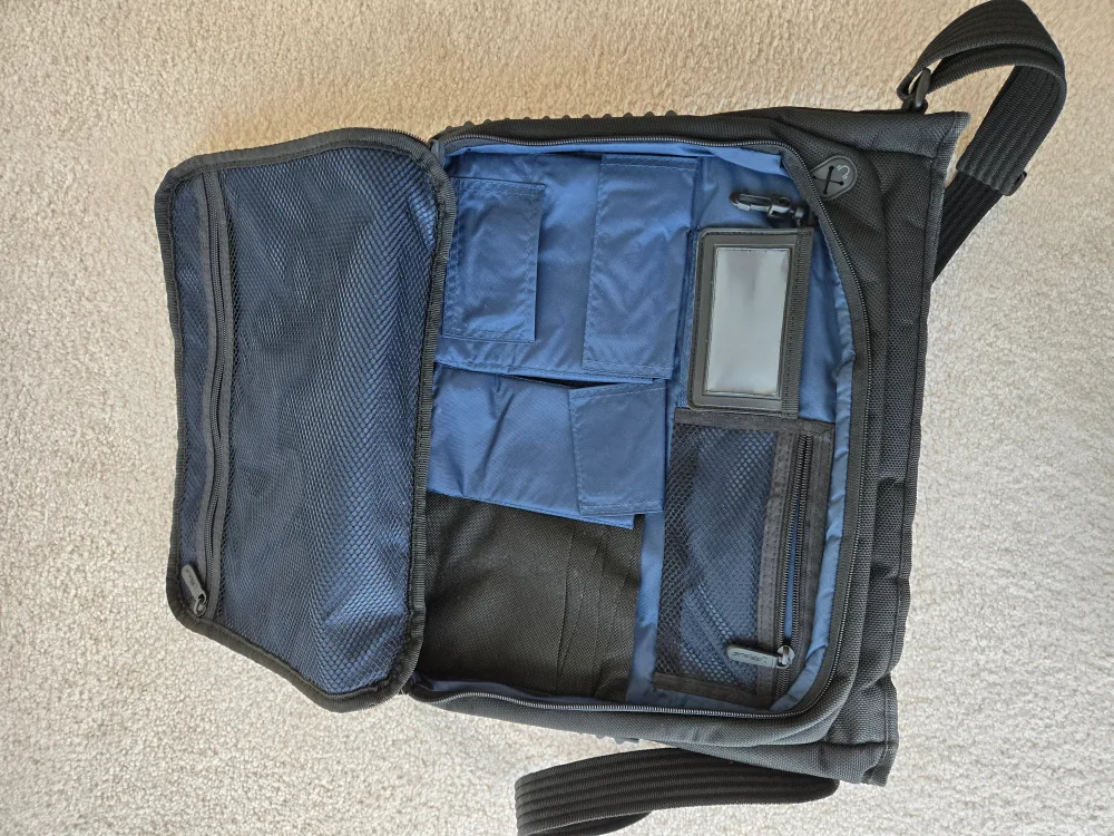 Targus Laptop Messenger Bag - Blue and Black image indicator(5)
