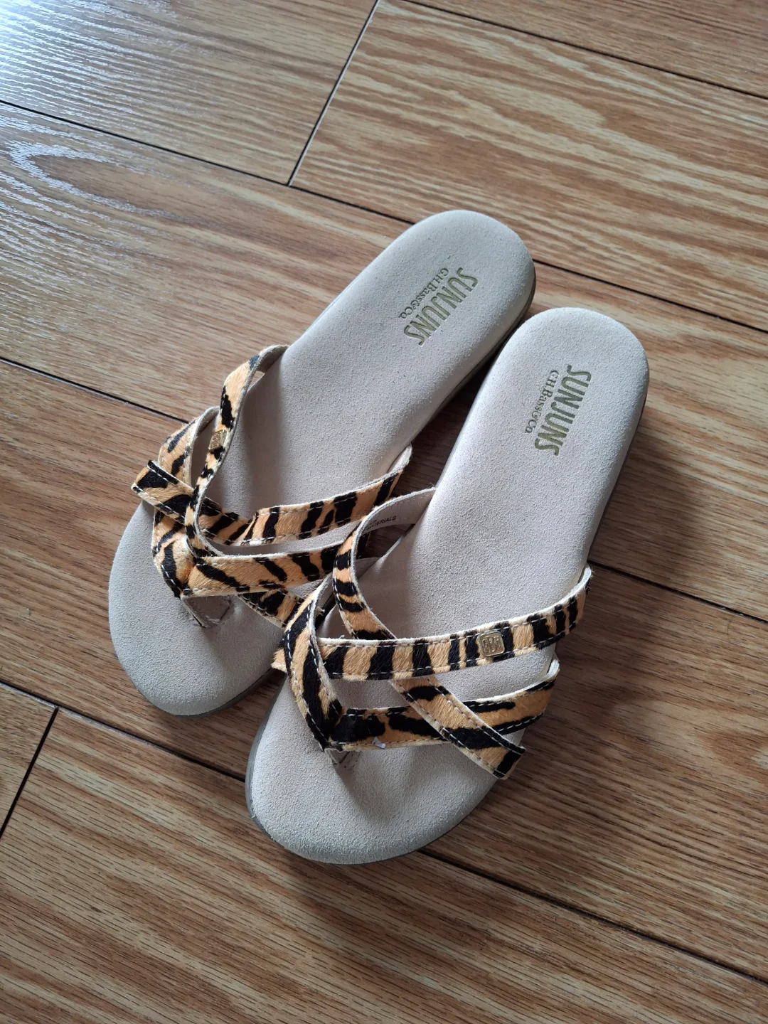 Sunjun's Gh Bass & Co. Tiger Print Sandals - Size 6 image indicator(2)