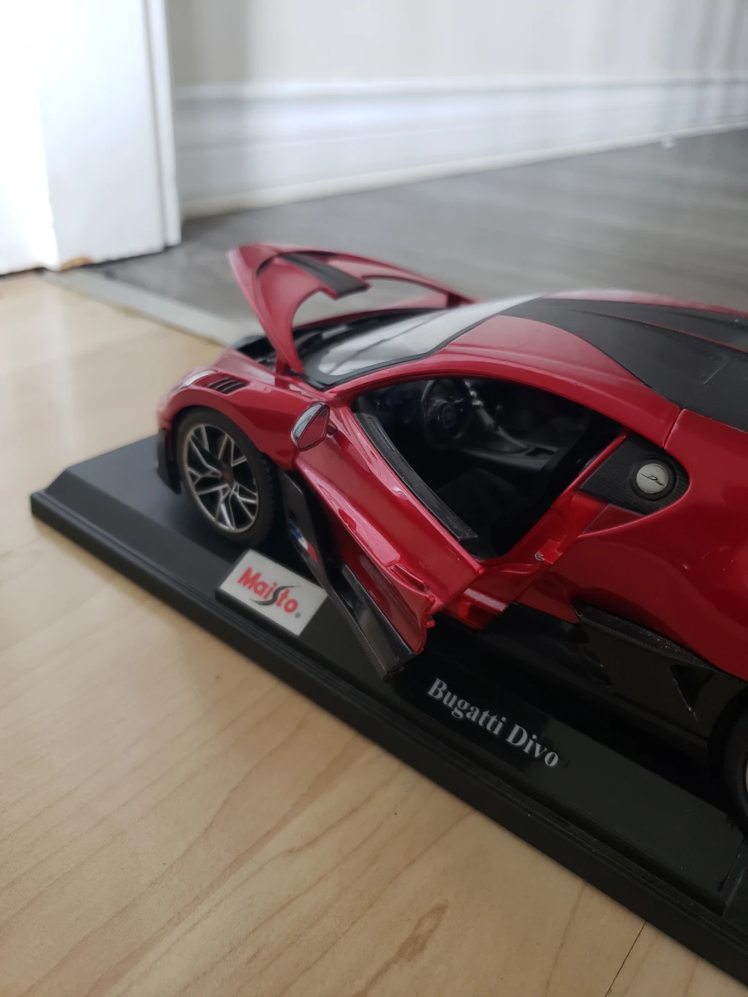 Maisto Bugatti Divo Red Collectible Die-Cast Model Car 🏒 - photo 3