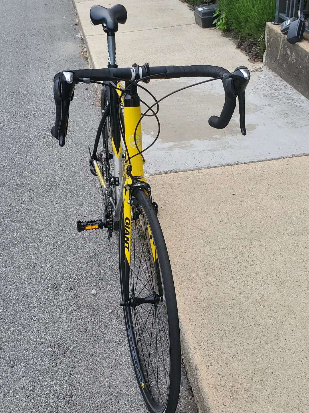 Refurbished 2009 Giant Defy 1 Road Bike image indicator(2)