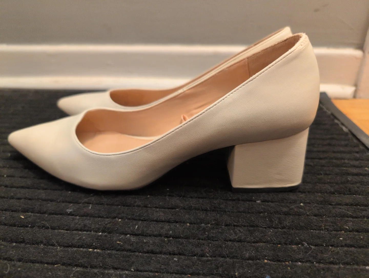 Zara Trafaluc White Block Heel Pumps - Size 40 💚 image indicator(2)