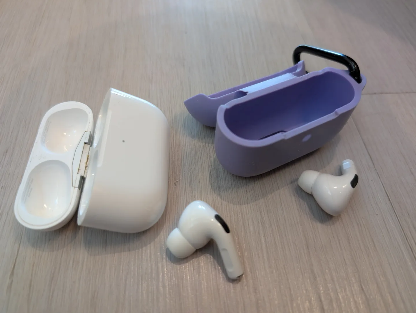 Apple AirPods Pro (2nd Generation) with Silicone Case image indicator(2)