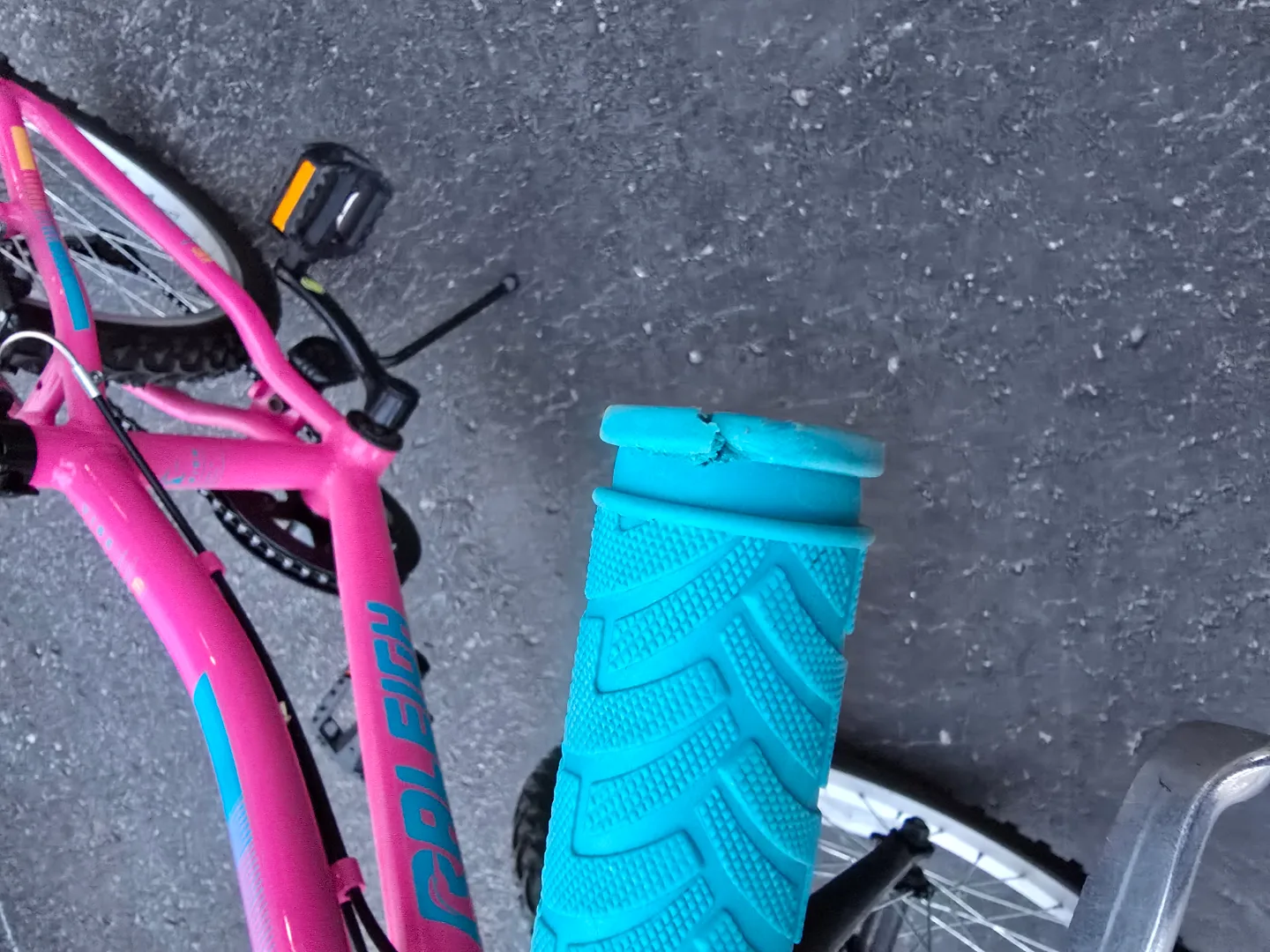 Raleigh Girls' Bike - Pink - 20 inch Wheels image indicator(4)