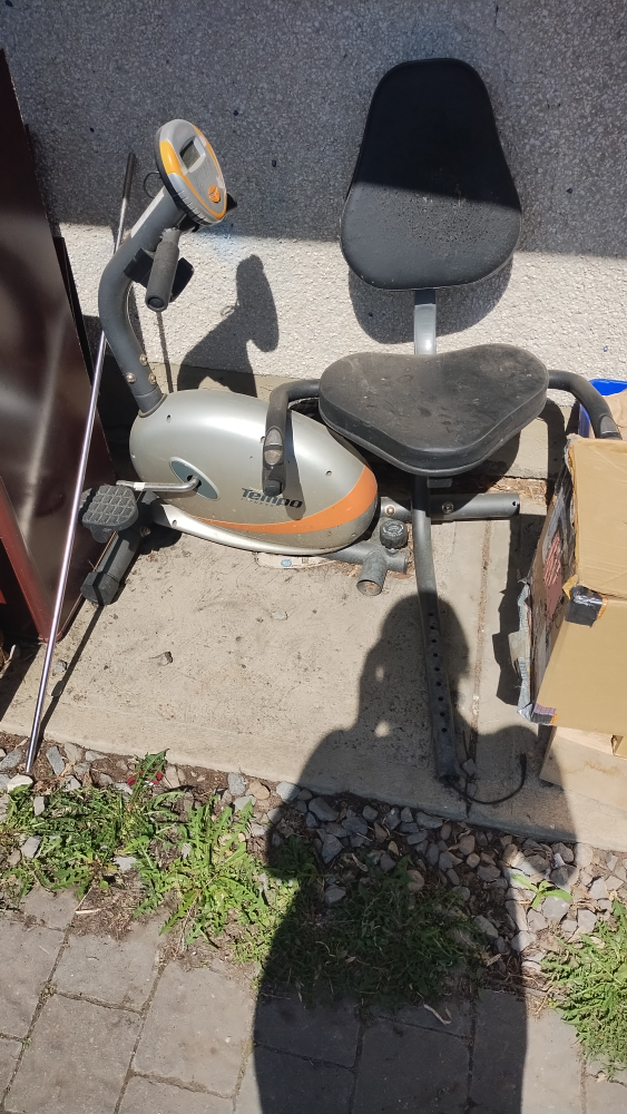 exercise bike (sit down style)