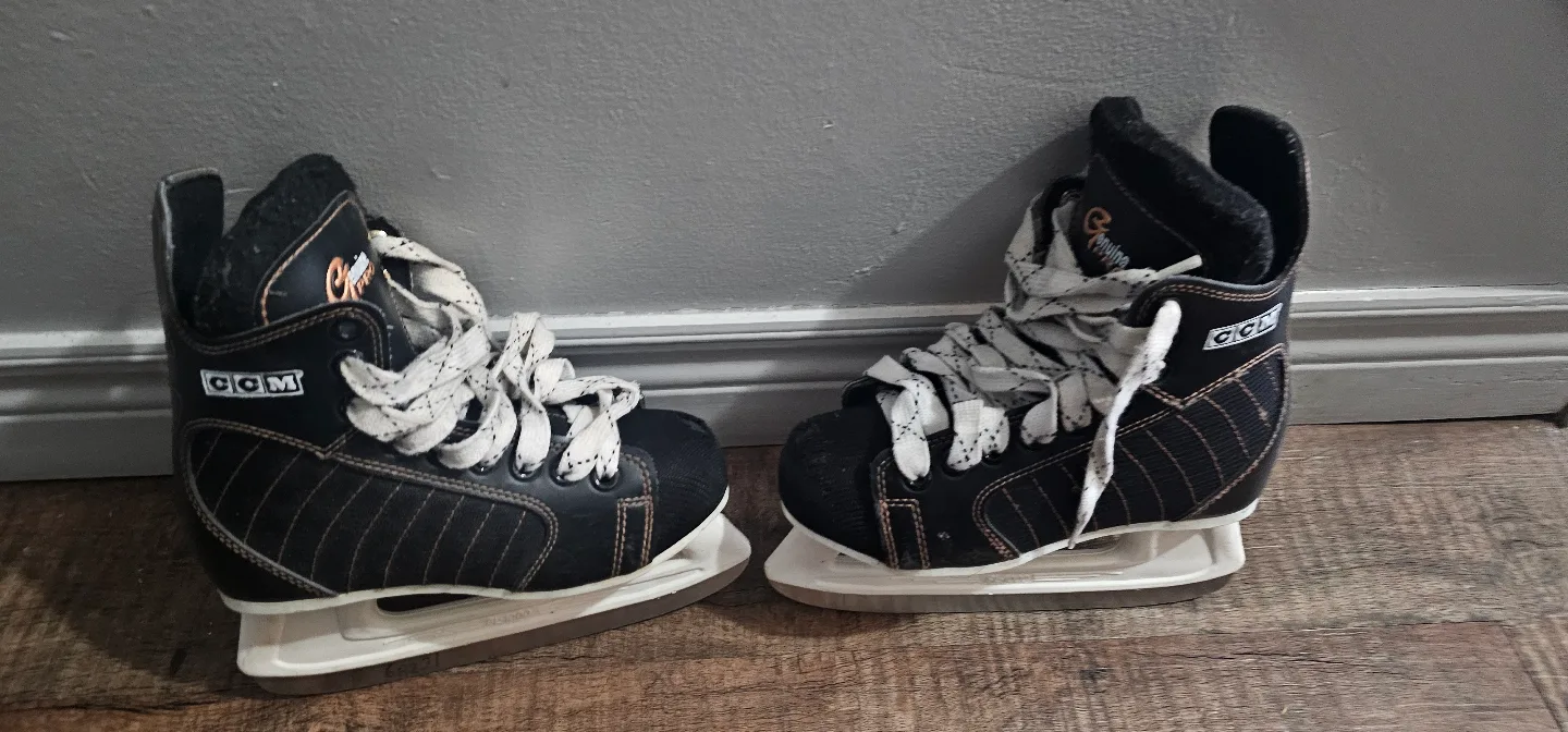 #freecycle CCM Youth Ice Hockey Skates size 2 thumbnail