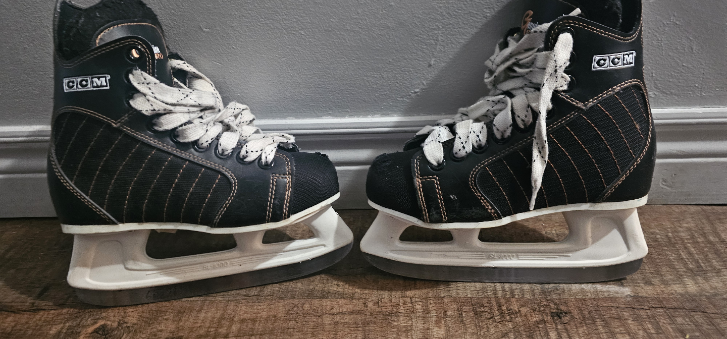 #freecycle CCM Youth Ice Hockey Skates size 2 - photo 2