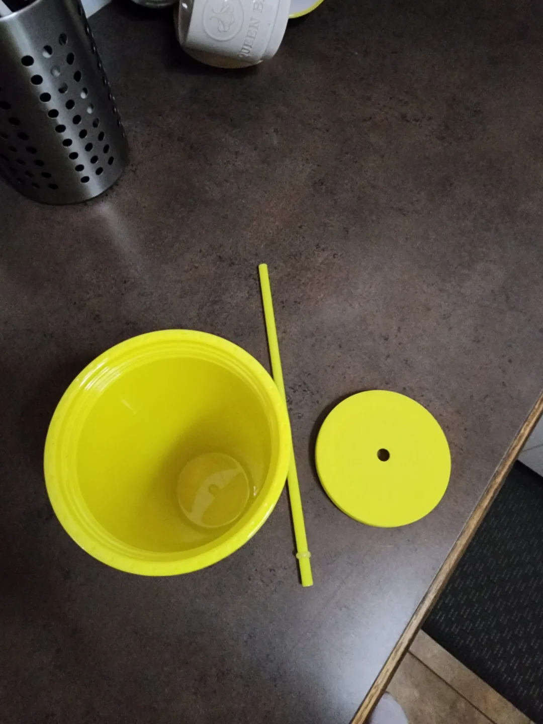 Yellow Cold Cup with Straw and Lid image indicator(3)