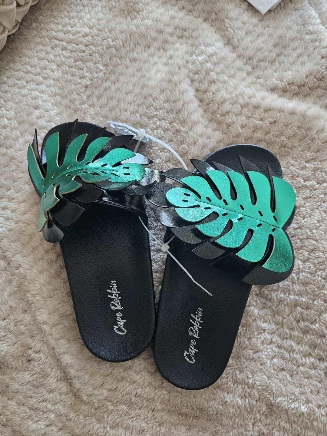 Cape Robbin Tropical Leaf Slides - Size 8