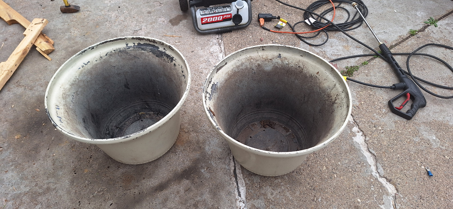 Pair of Large White/Off-White Planters - photo 2