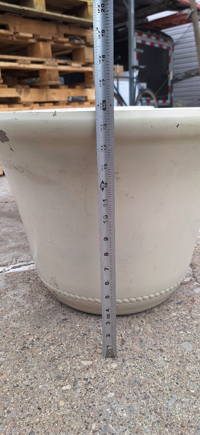 Pair of Large White/Off-White Planters - photo 5