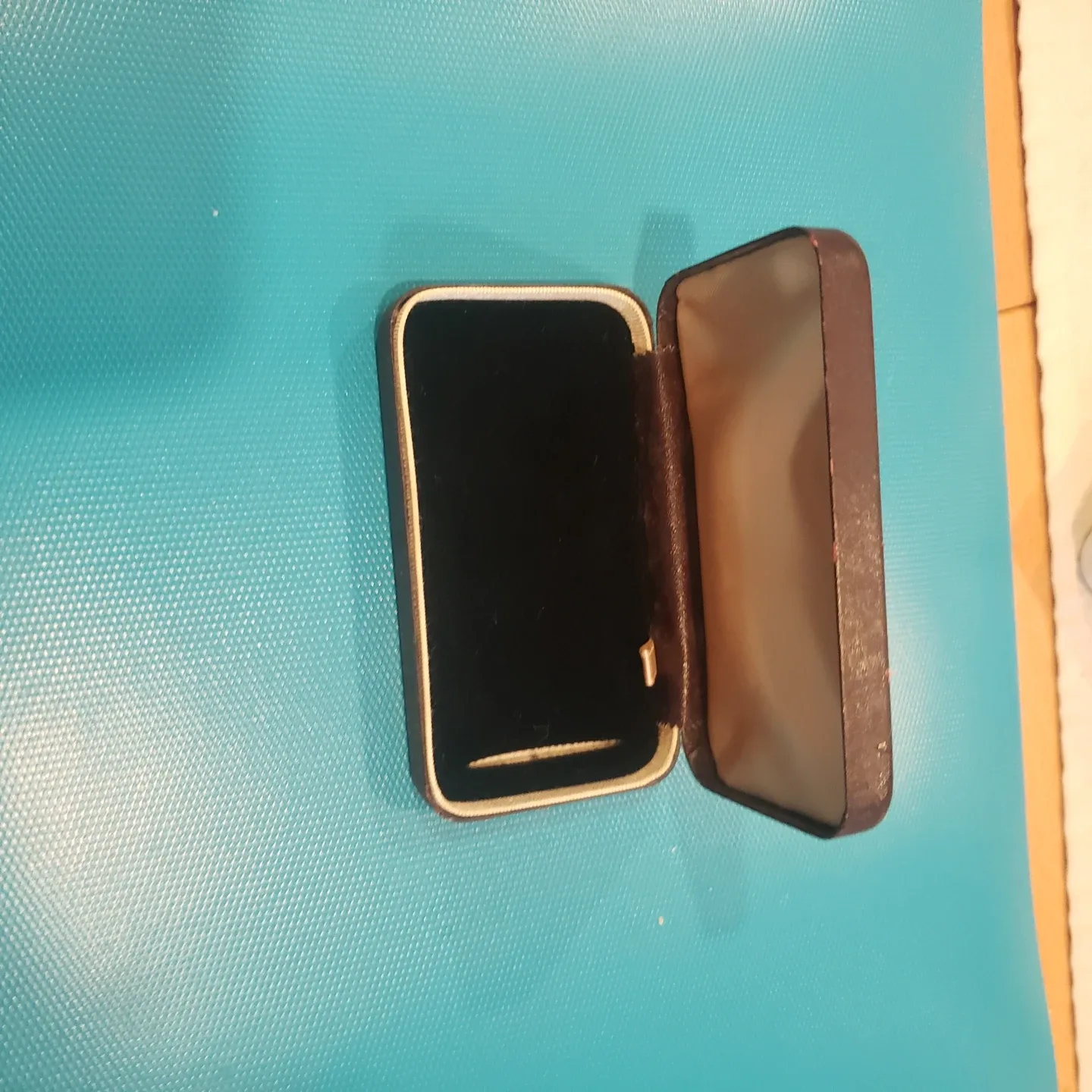 Vintage Canadian War medal box image indicator(2)