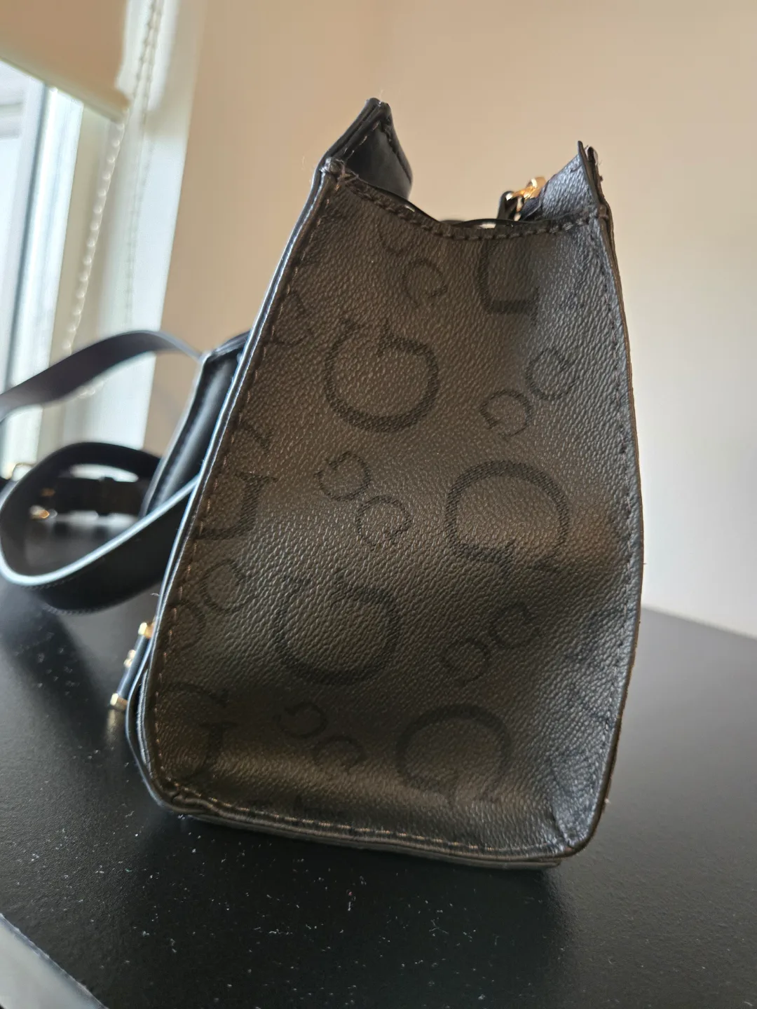 Gorgeous Guess black handbag image indicator(2)