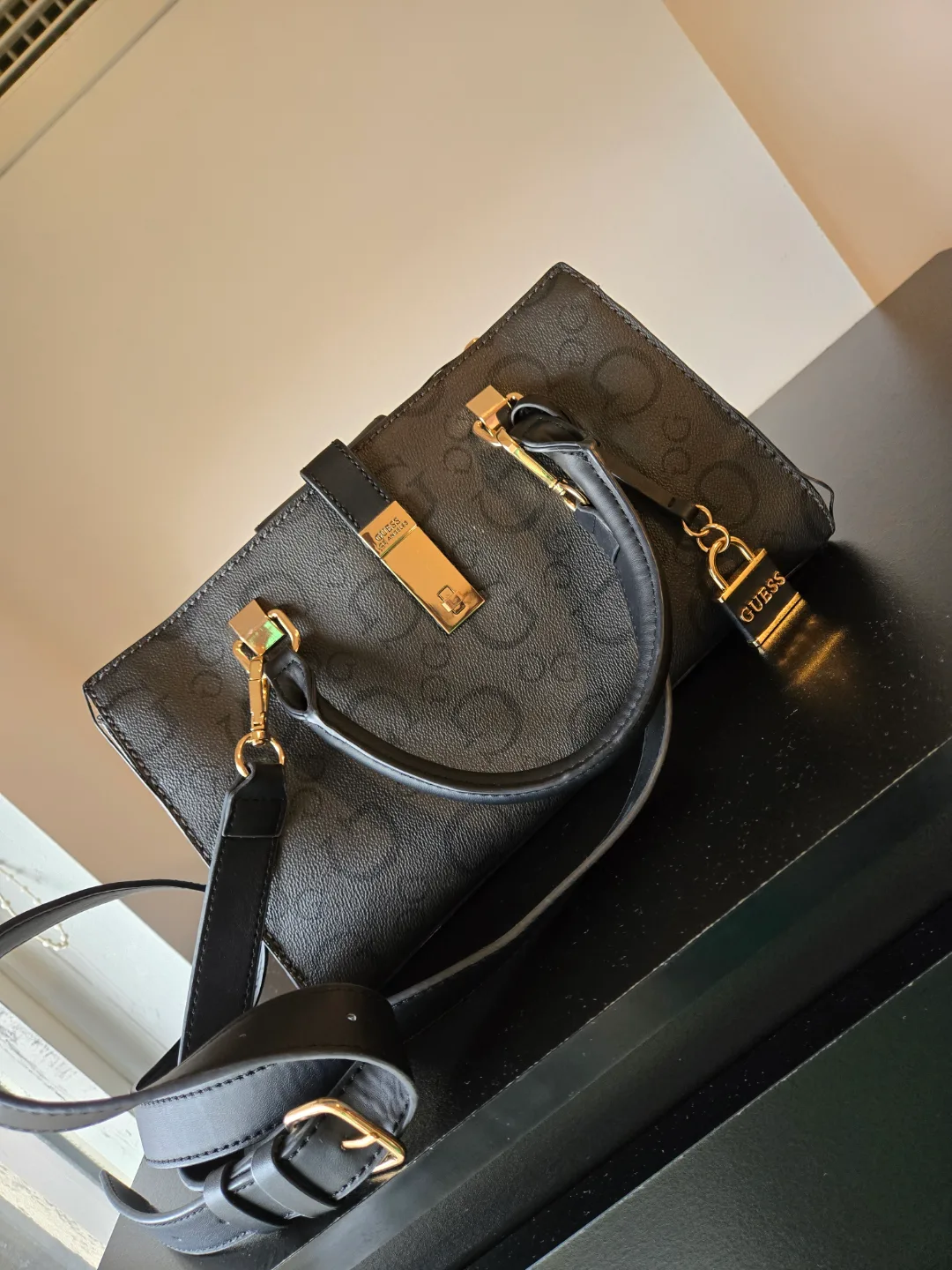 Gorgeous Guess black handbag image indicator(6)