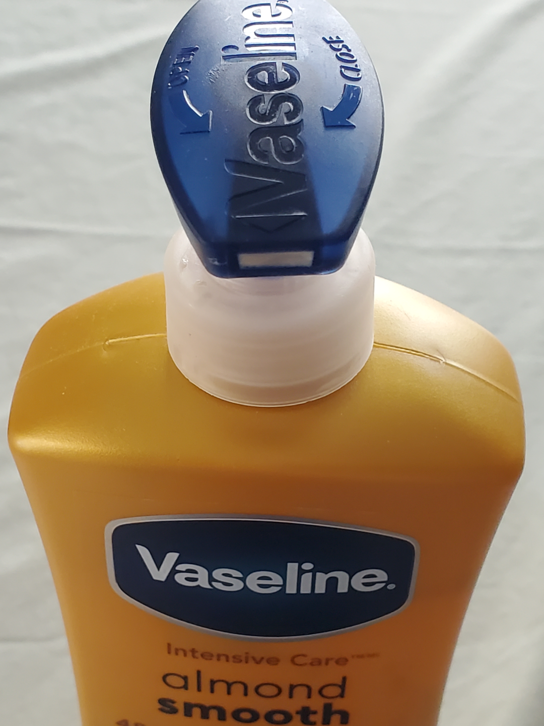 Vaseline Intensive Care Almond Smooth Lotion - 600mL - photo 2
