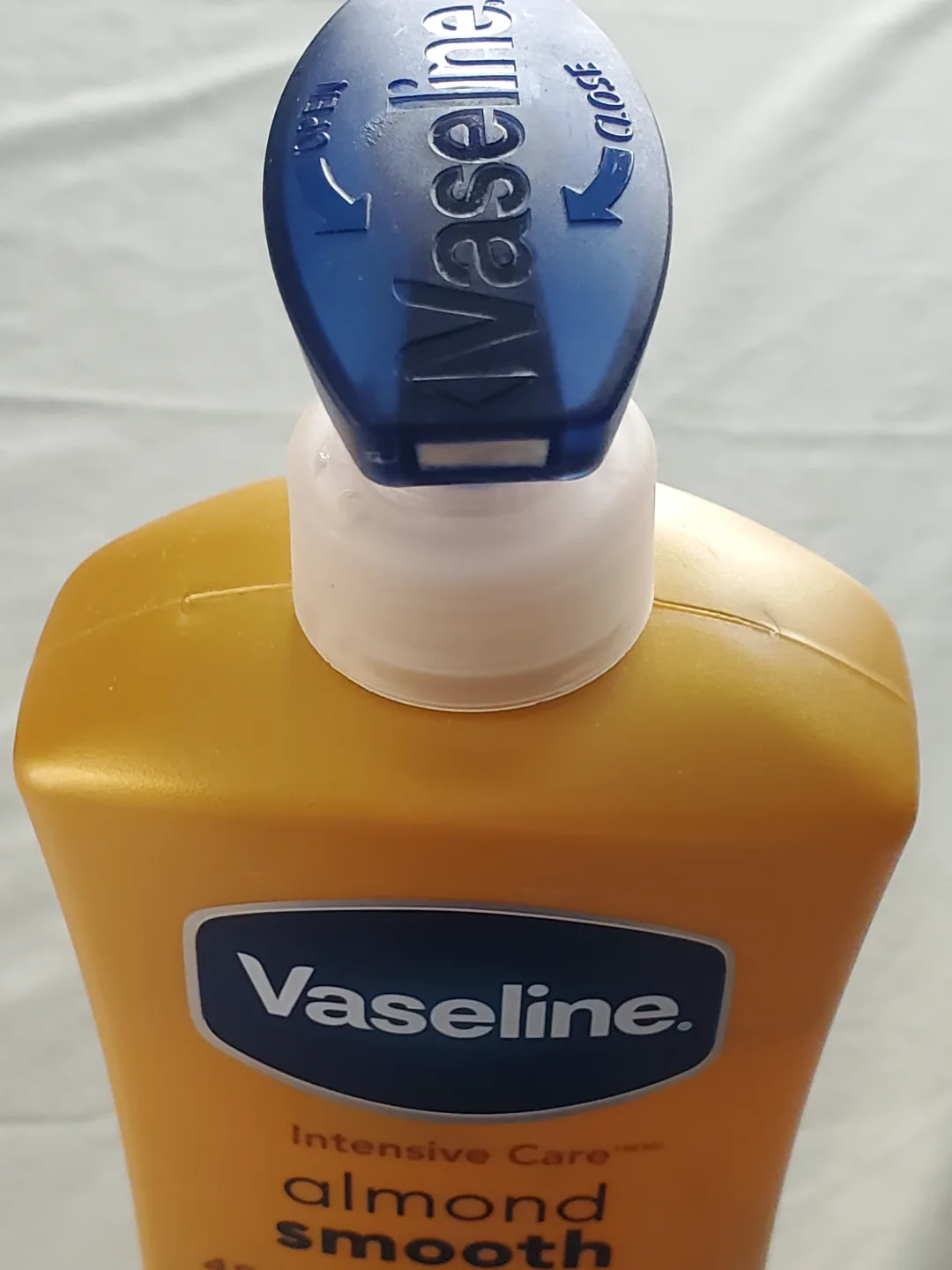 Vaseline Intensive Care Almond Smooth Lotion - 600mL image indicator(2)