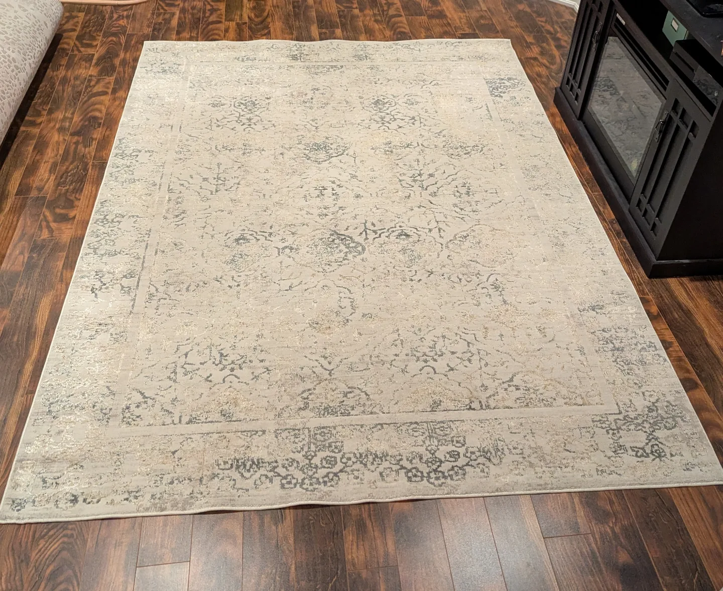 Elegant Area Rug - Beige and Grey Pattern