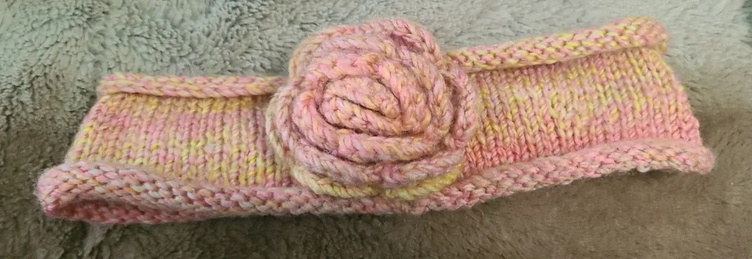 Hand-knitted headband with flower detail 🏒 thumbnail