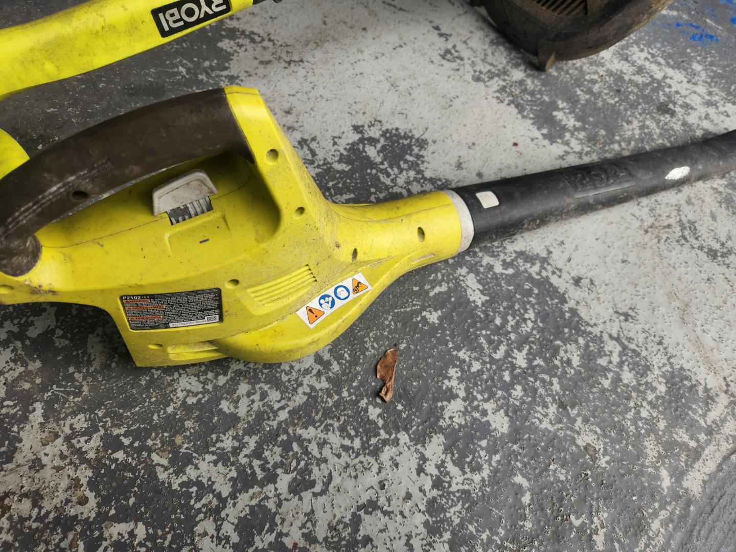 Ryobi 18V Cordless String Trimmer and Blower Combo Kit - photo 3