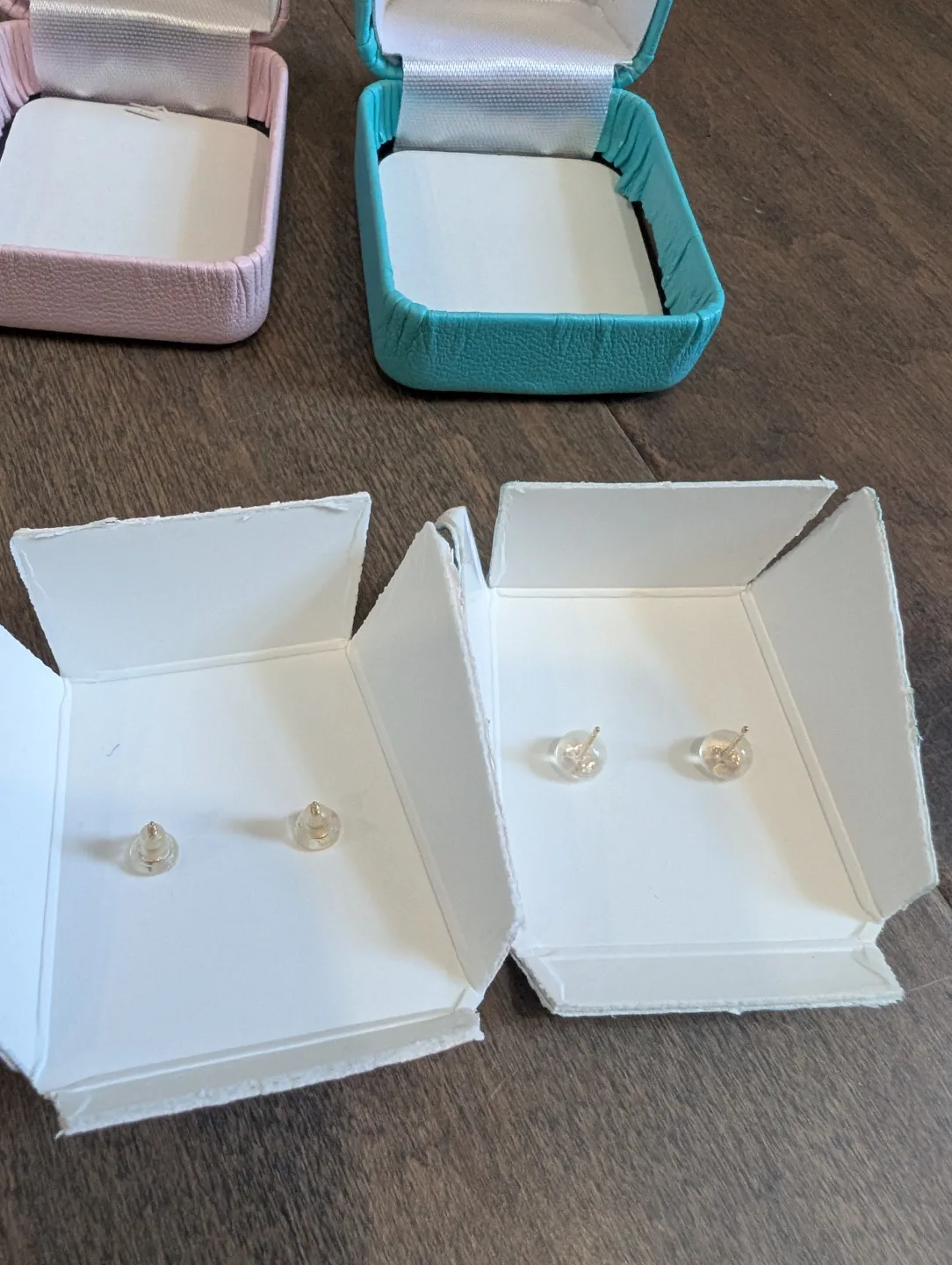 Brand New 14K Yellow Gold Heart Earrings For Sale image indicator(4)