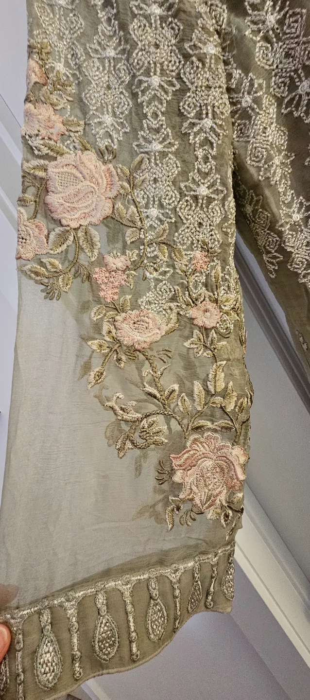 Beautiful embroidered 3-piece suit Pakistani Chiffon thumbnail