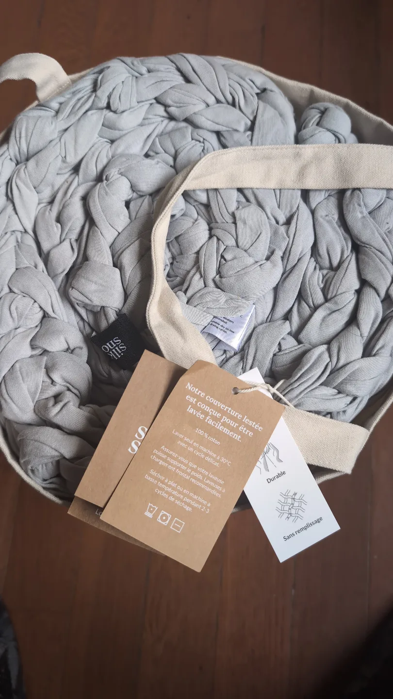 Silk & Snow Hand-Knitted Weighted Blanket image indicator(2)