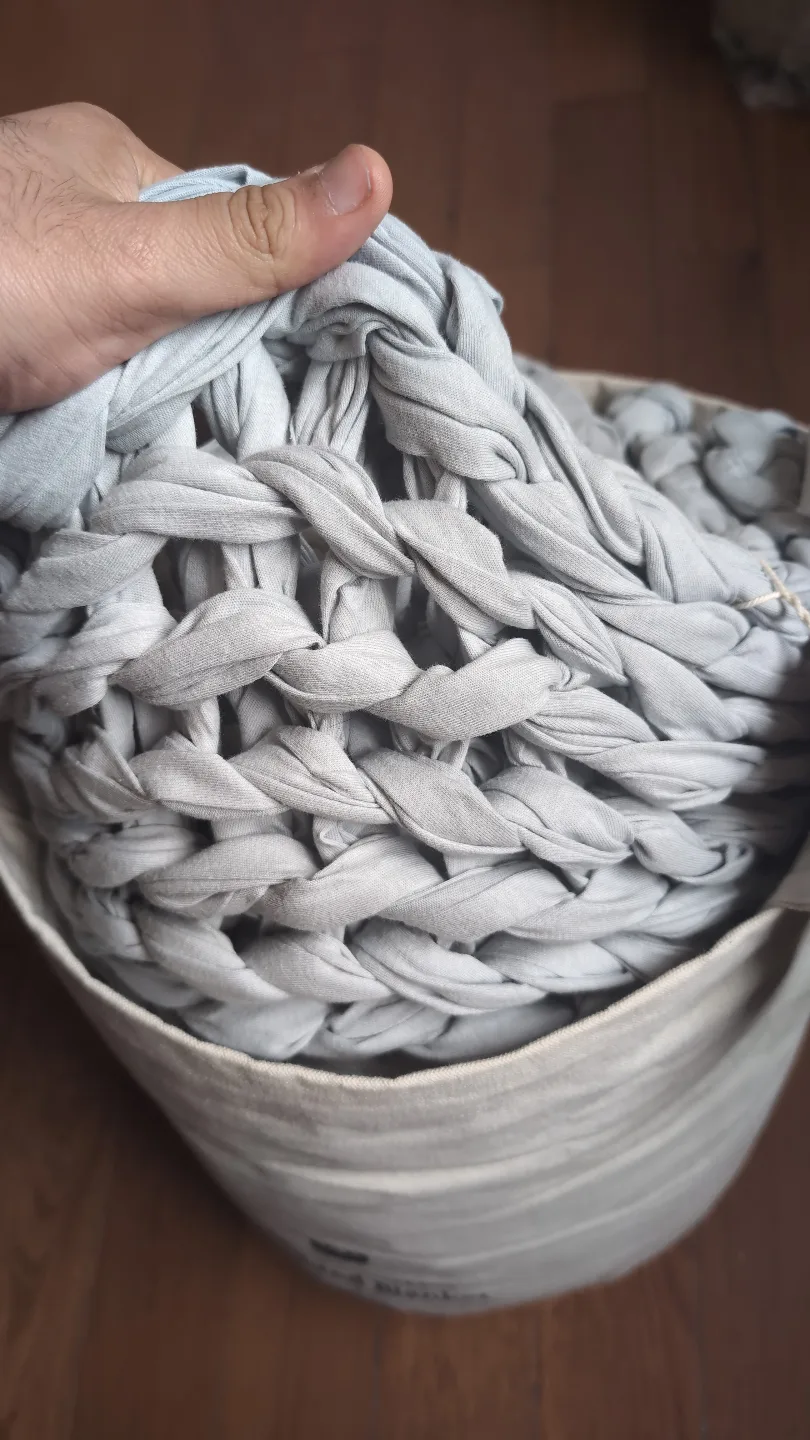 Silk & Snow Hand-Knitted Weighted Blanket image indicator(3)