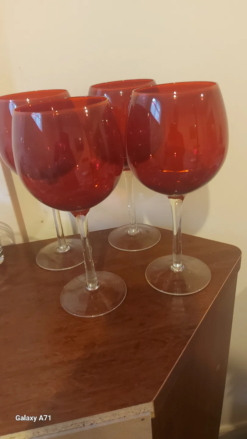 Set of 8 Wine Glasses - 4 Red & 4 Clear image indicator(2)