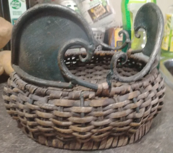 🏒🏒Vintage Wicker Basket with Metal Accents image indicator(2)