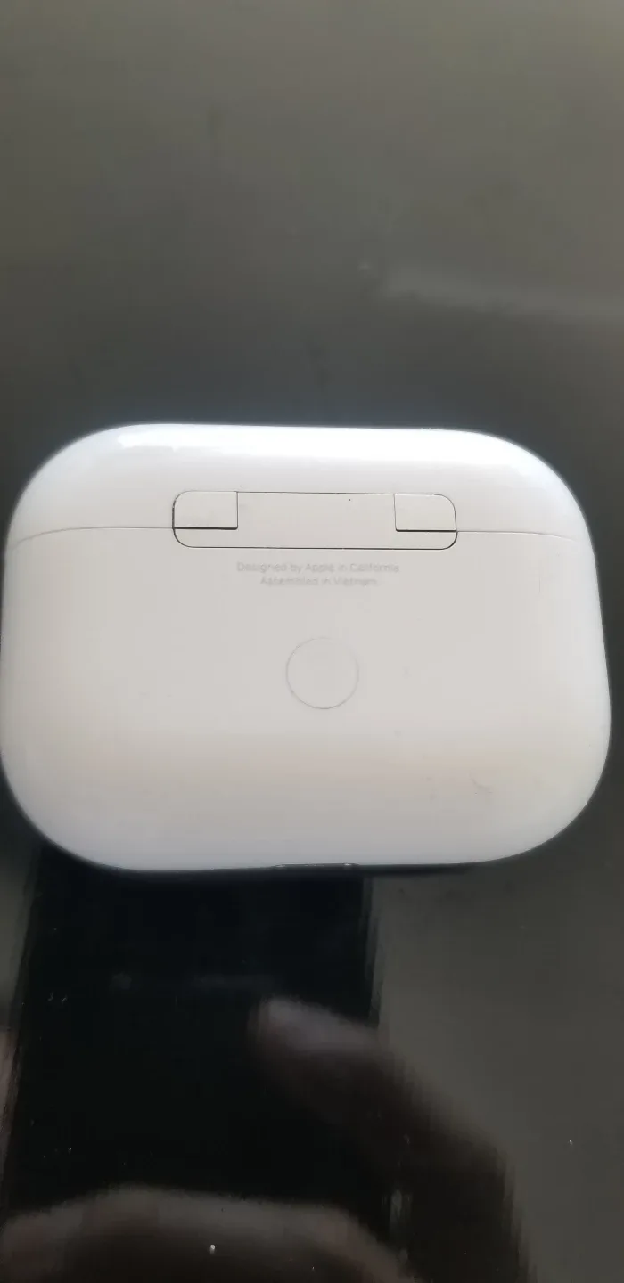 Apple AirPods Pro 2nd gen Charging Case image indicator(3)
