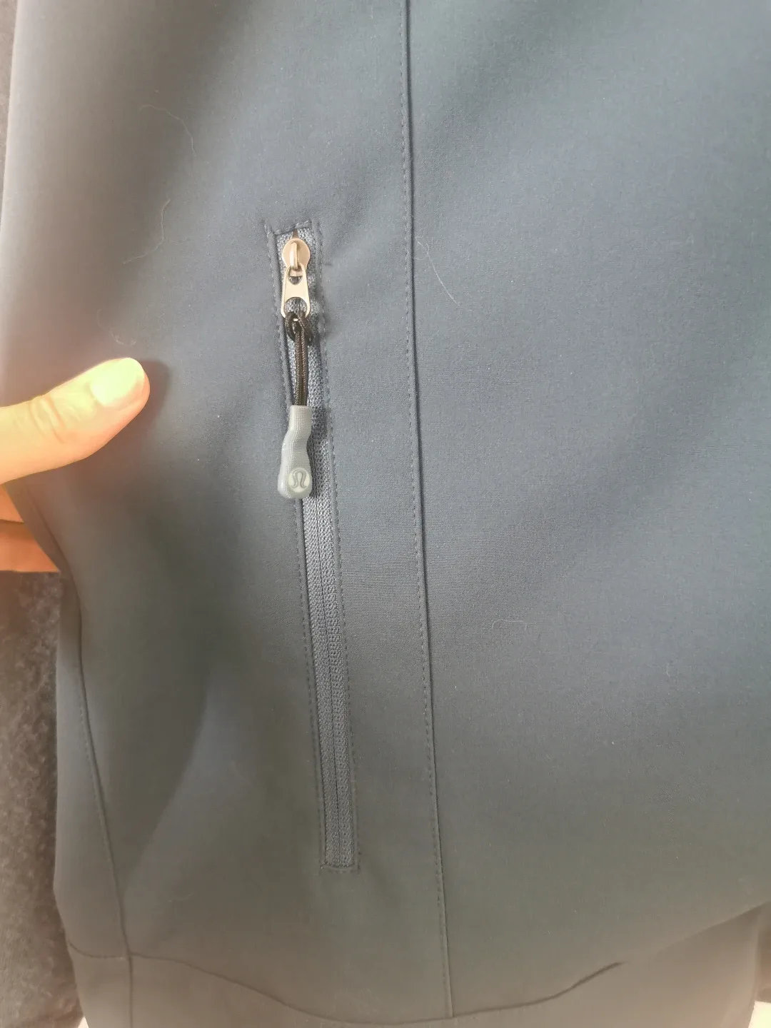 men's Lululemon large jacket image indicator(3)