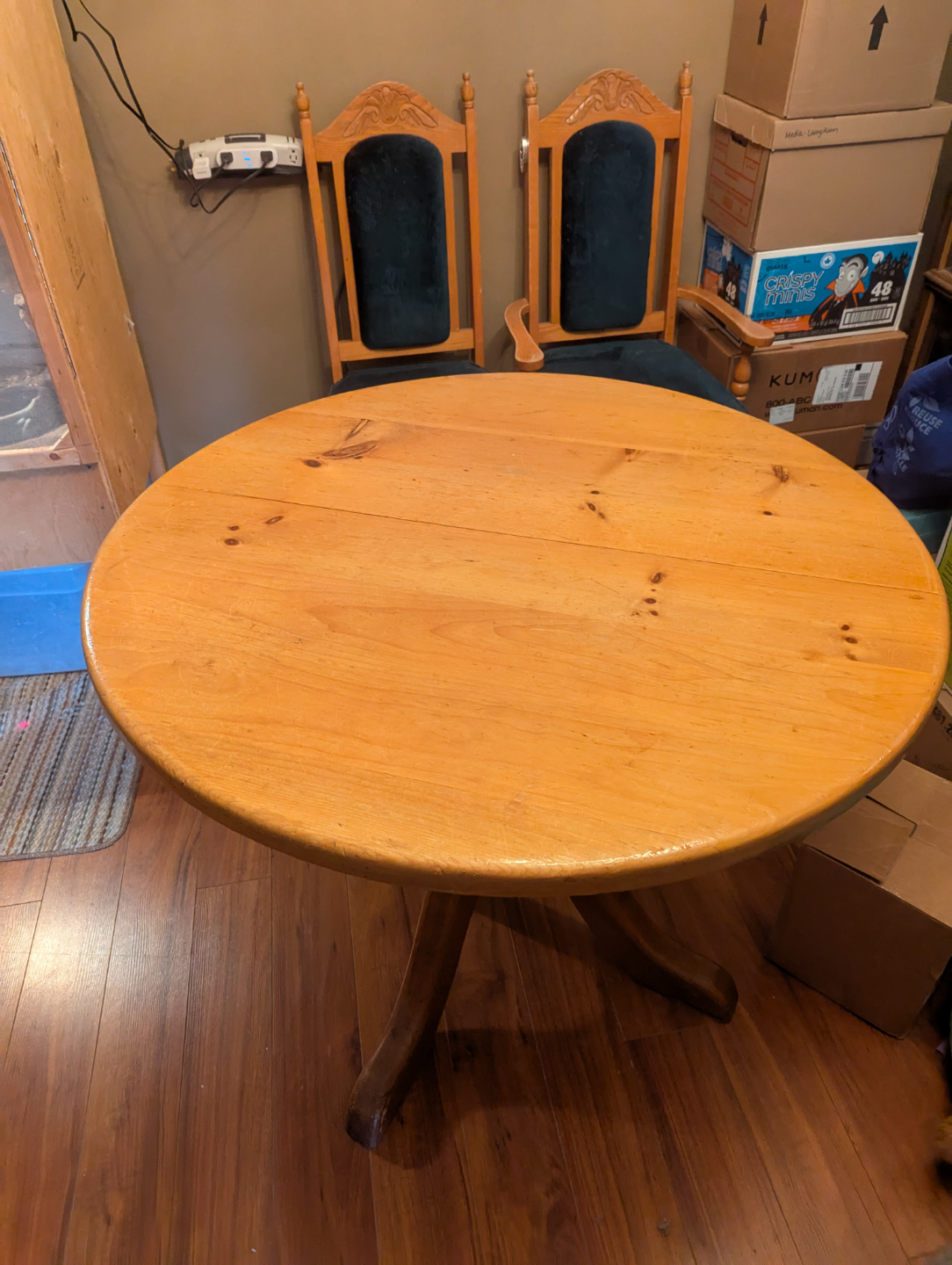 Round dining table