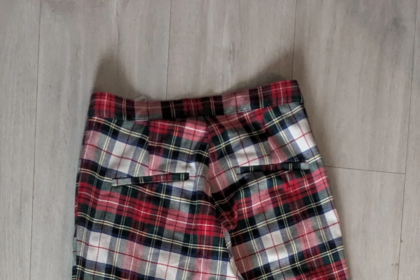 H&M Red and Green Plaid Trousers - Size 6 image indicator(4)