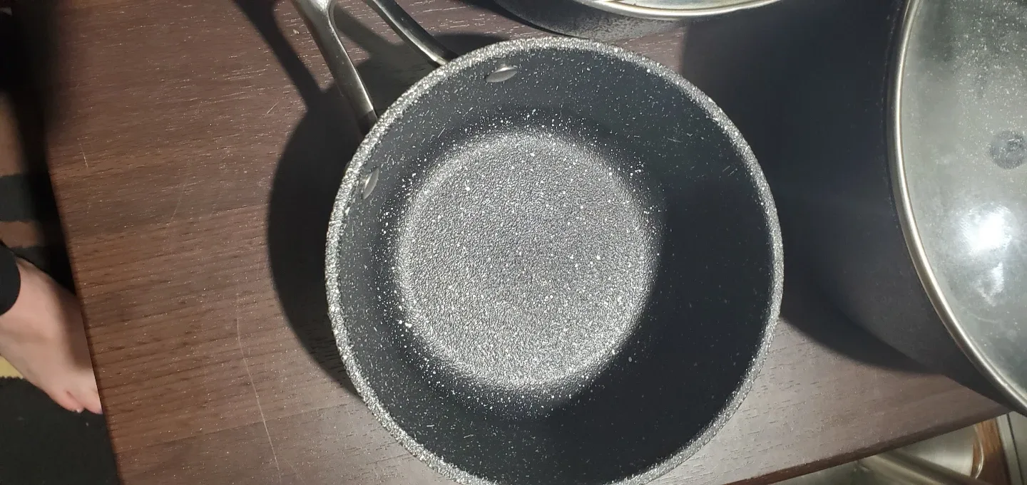 3-Piece  Cookware Set with Lids image indicator(4)