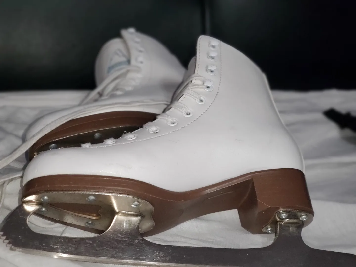 Figure Skates - Size 5 image indicator(8)